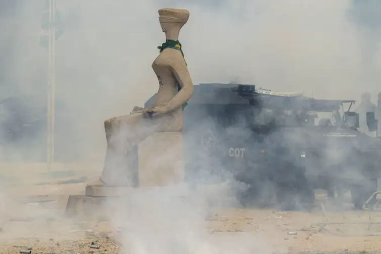 Estátua da Justiça, em frente ao Supremo Tribunal Federal (STF), coberta por fumaça e vandalizada no 8 de janeiro
