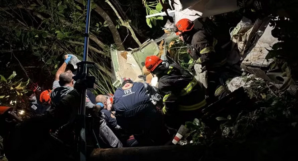 Avião cai no litoral de São Paulo