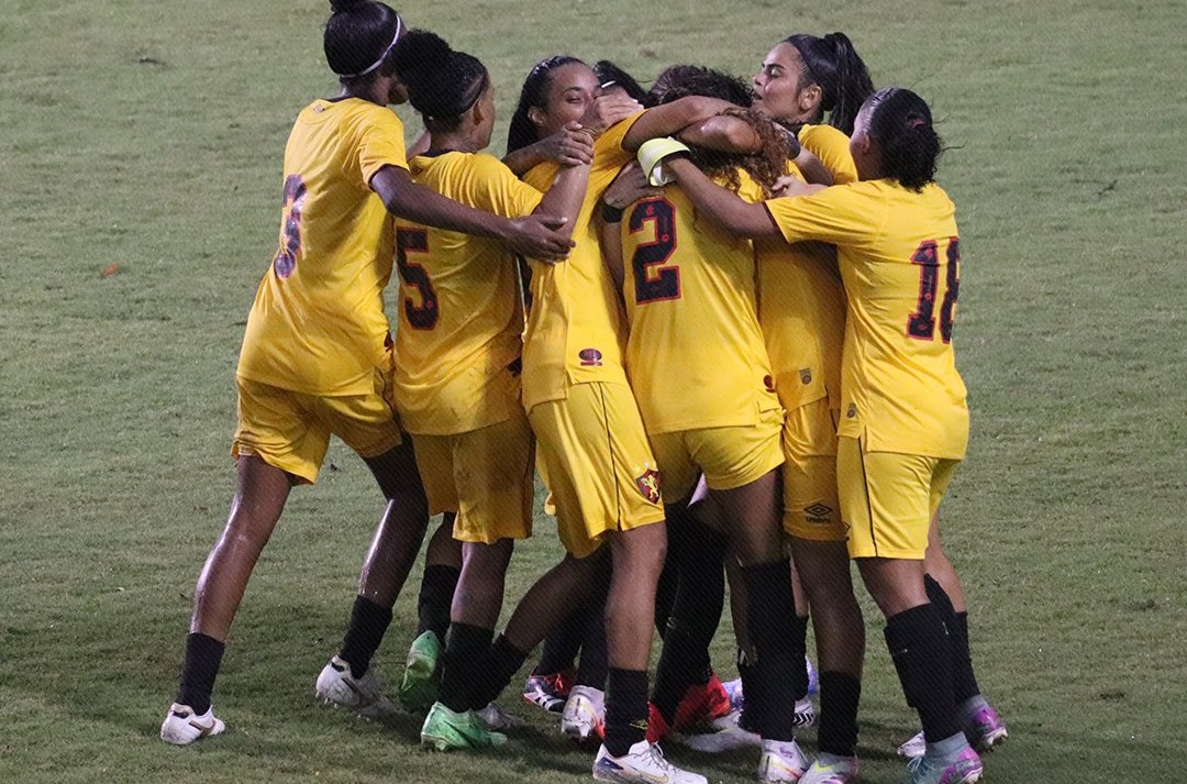 Atletas do Sport celebram gol contra o Inter