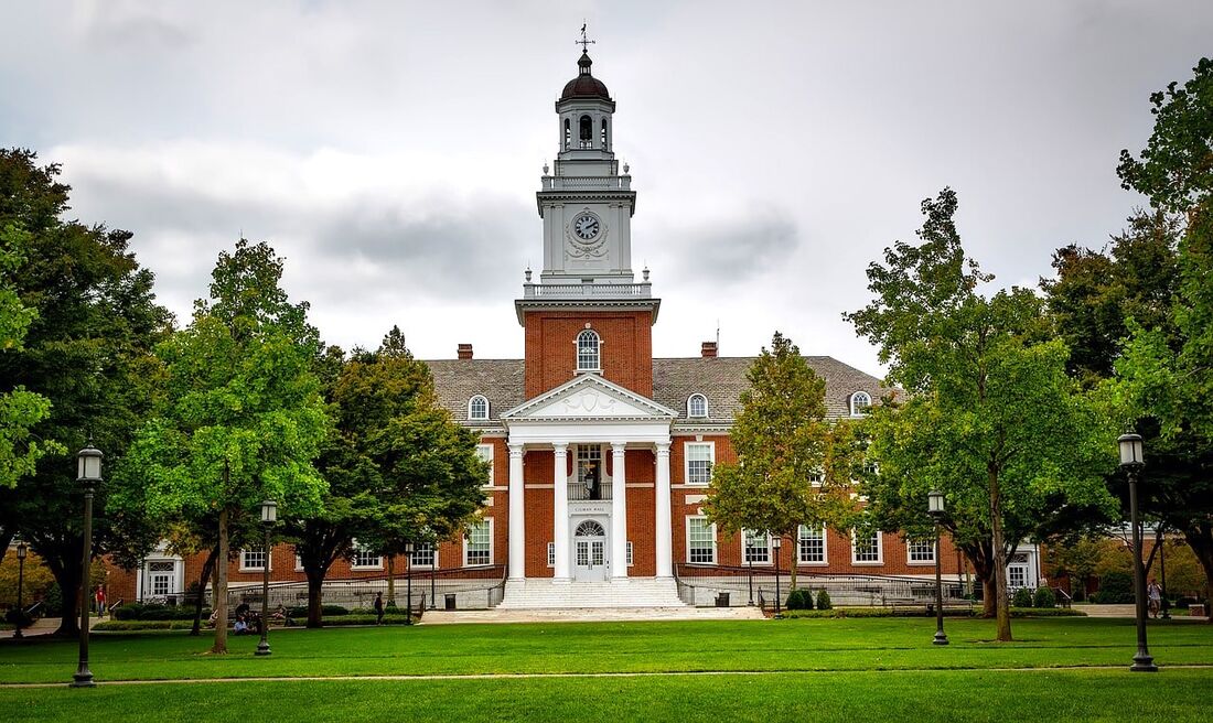 Fachada da Universidade Johns Hopkins, nos Estados Unidos