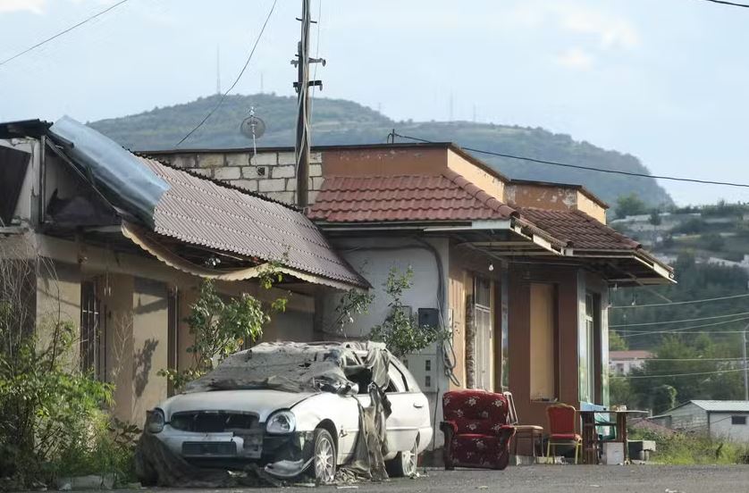 Um veículo e imóveis danificados e abandonado são vistos em Stepanakert após retomada pelo governo do Azerbaijão, de Nagorno-Karabakh 
