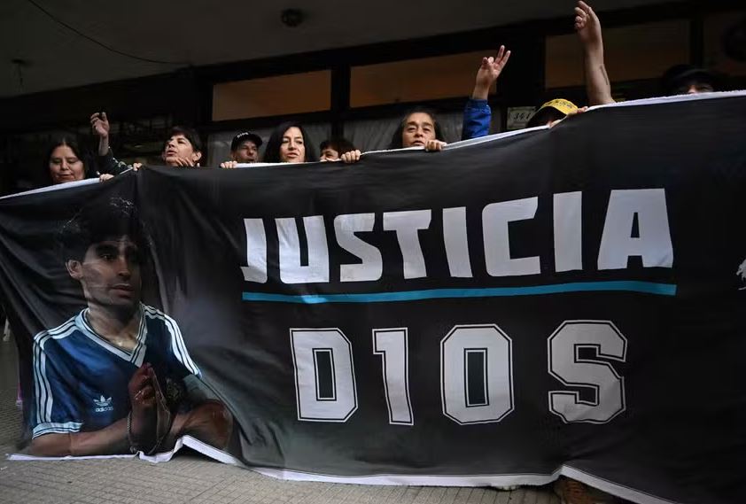 Fãs pedem justiça por Diego Maradona