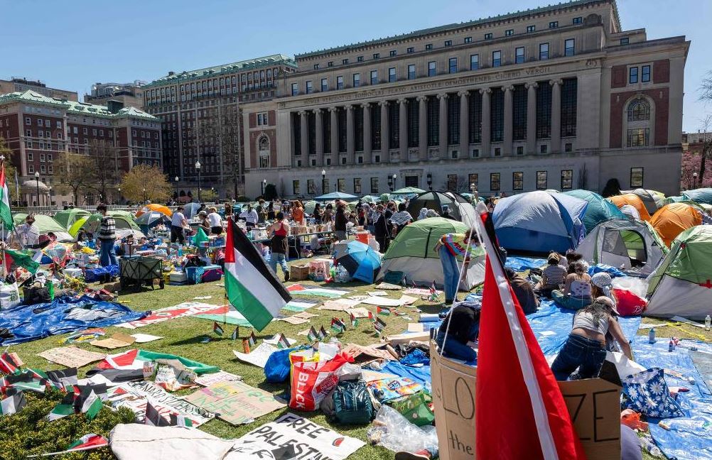 Manifestantes pró-Palestina acampados no campus da Universidade Columbia, em Nova York
