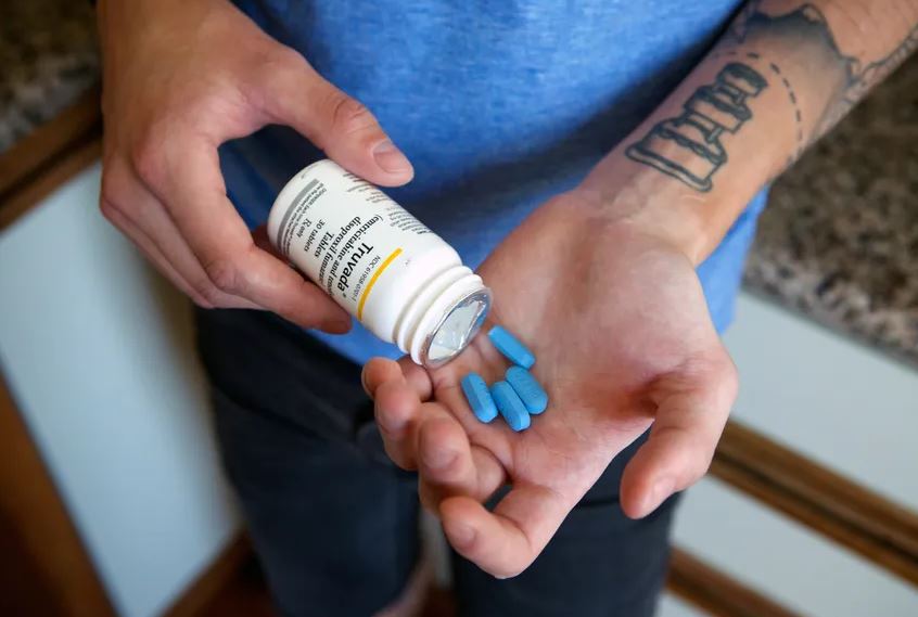 Paciente mostra comprimidos do PrEP, medicamento que protege contra a infecção pelo HIV.