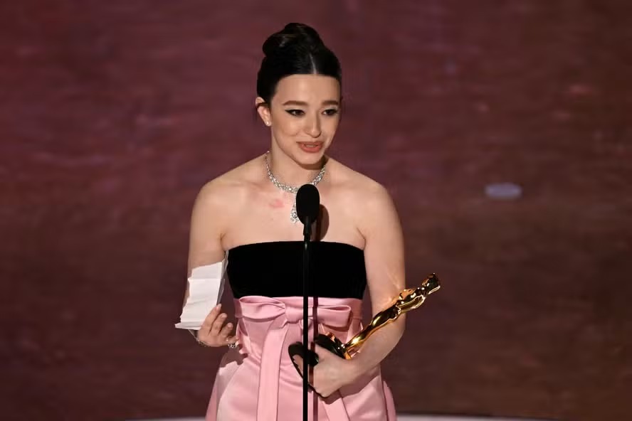 Mikey Madison ao receber o Oscar 2025 