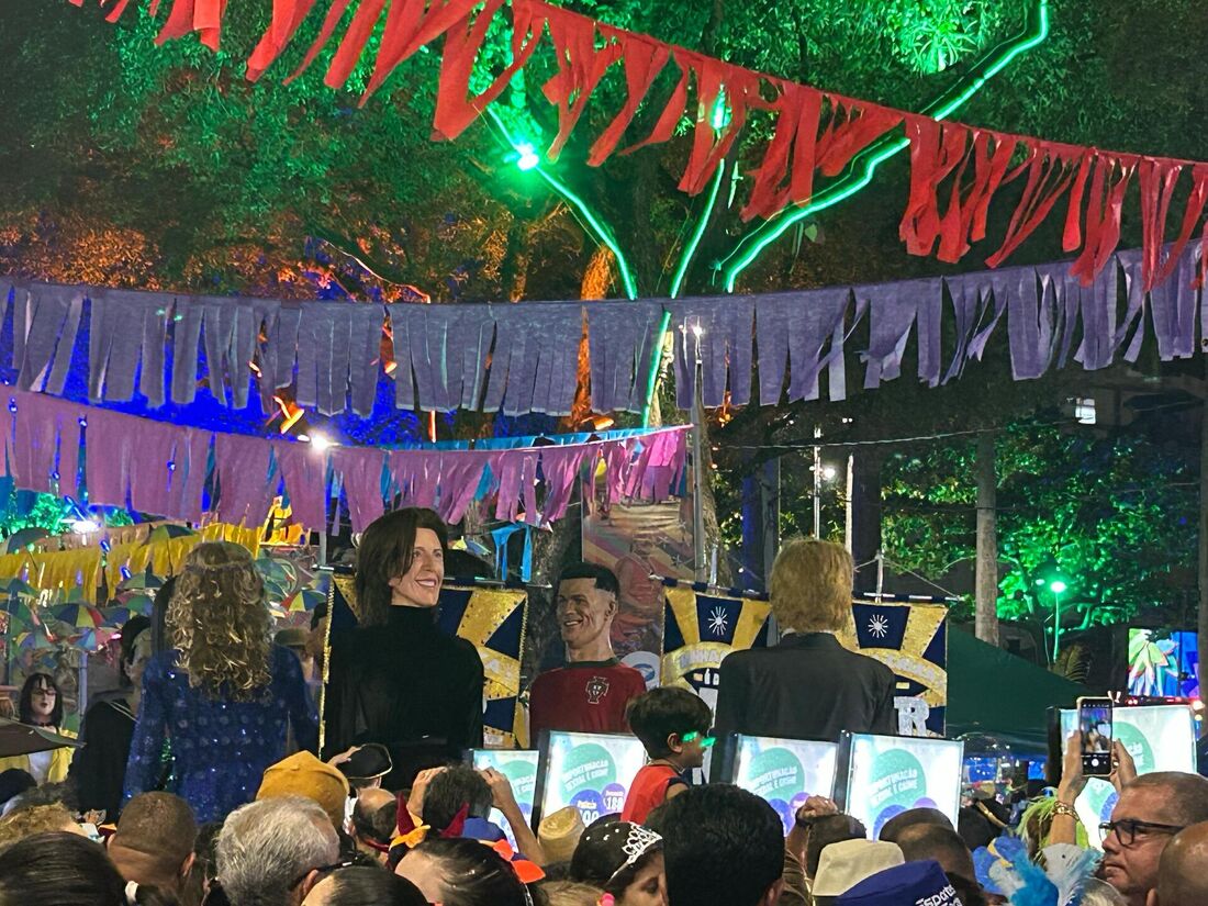 Desfile encantou os foliões presentes no Recife Antigo nesta terça-feira (4)