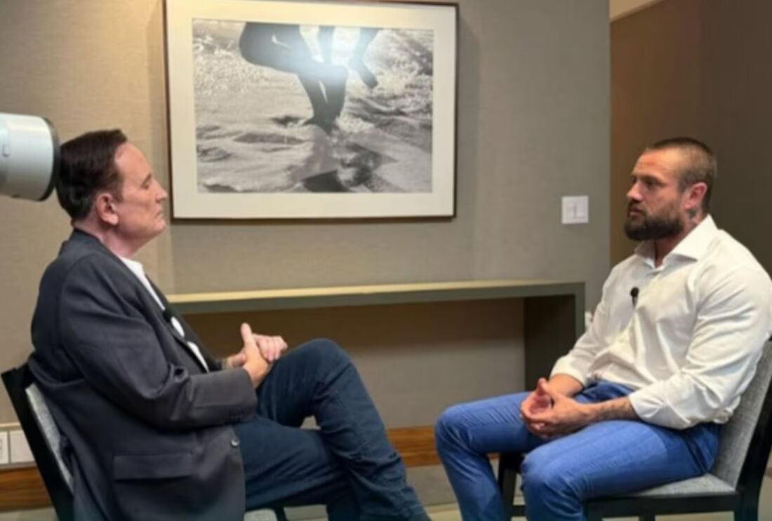 Imagem do bastidor da entrevista de Roberto Cabrini com Rafael Cardoso, para o programa Domingo Espetacular, da Record TV.