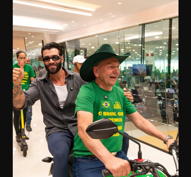 Gusttavo Lima e Luciano Hang em visita do cantor a instalações da Havan. 