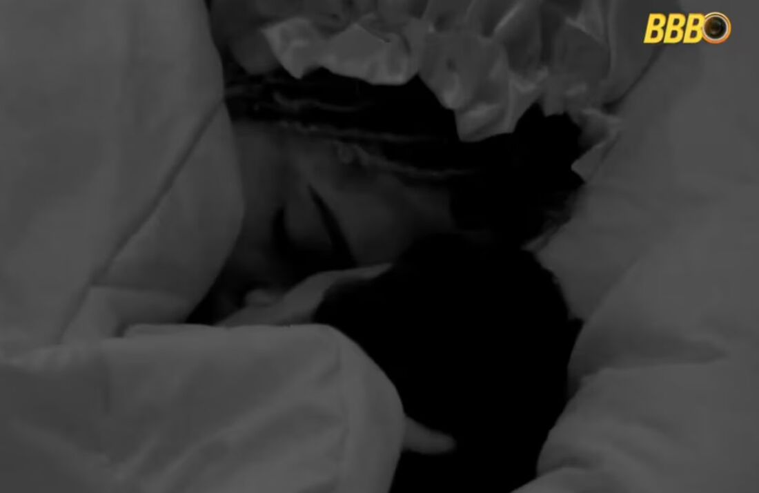 Thamiris e João Gabriel trocam carícias no edredom; web discute expulsão da sister