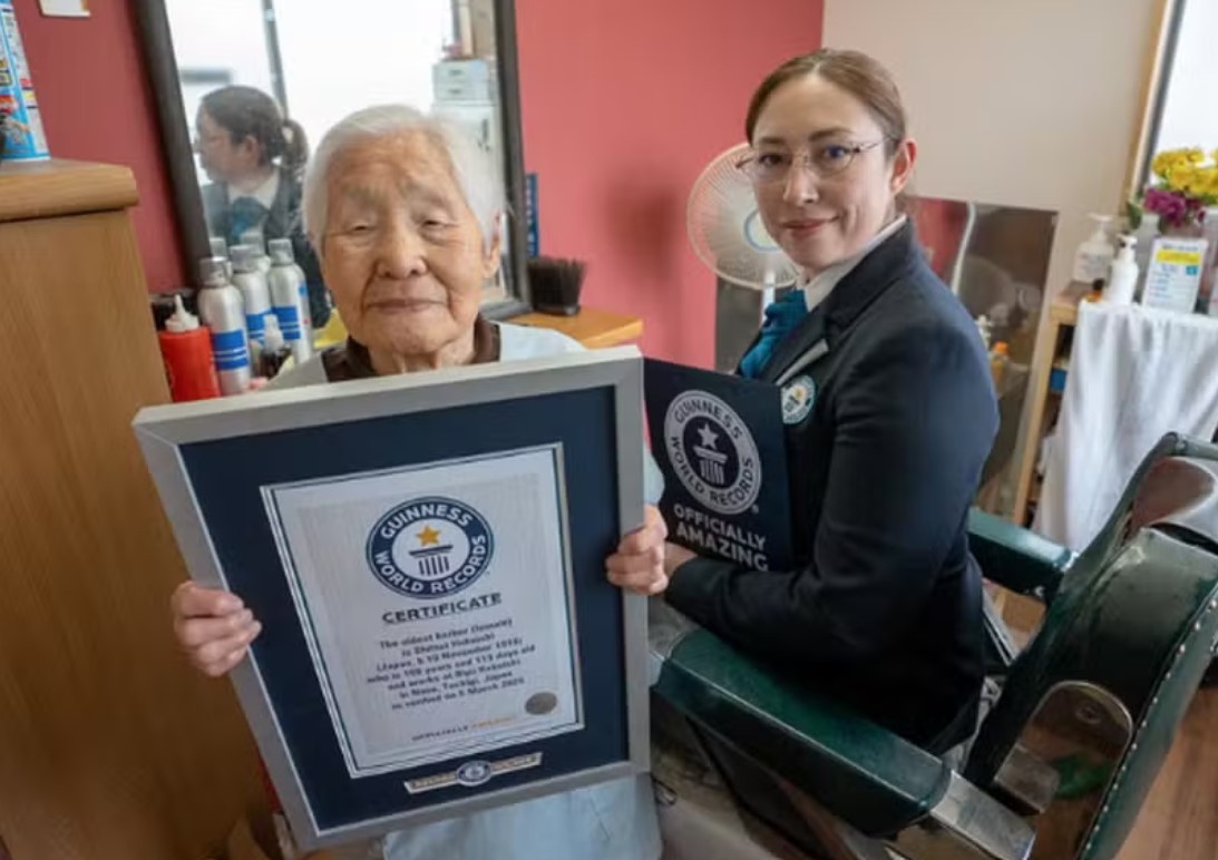 Shitsui Hakoishi, nascida em 1916, posa com certificado do Guinness World Records 