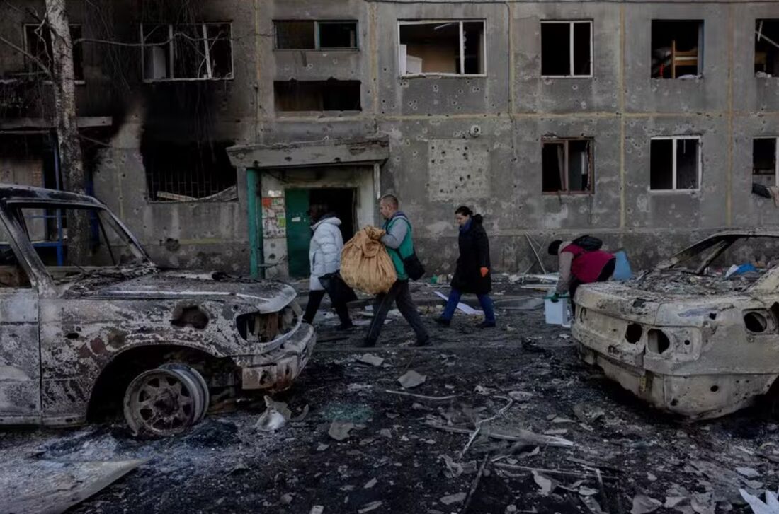 Ucranianos tentam salvar o que restou de seus apartamentos, destruídos pelo ataque russo na madrugada, em Dobropillia