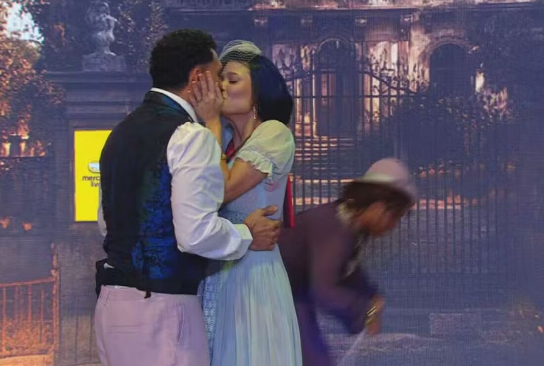 Vitória Strada e Vinícius deram um selinho durante as cenas da Festa da Líder