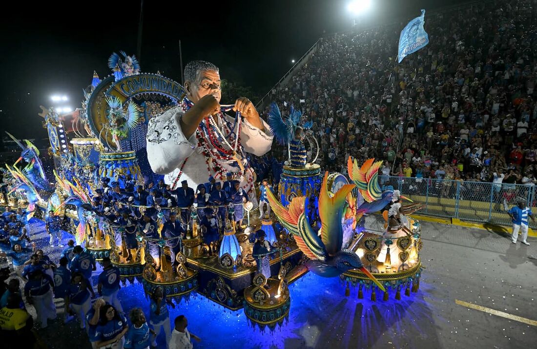 Samba enredo da Beija-Flor homenageou Laila, diretor de carnaval