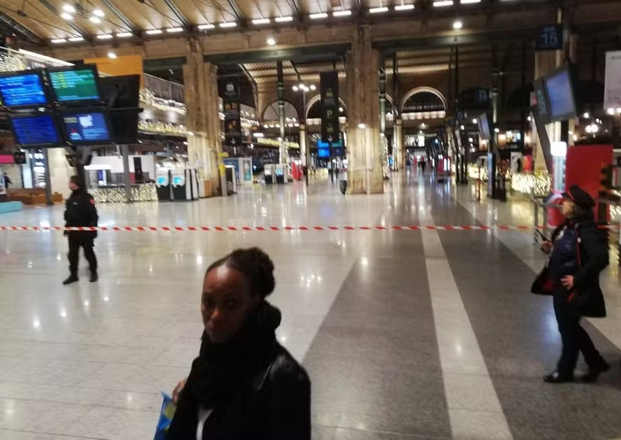 A polícia francesa isolou toda a área da estação Gare du Nord, onde uma bomba da Segunda Guerra foi encontrada 