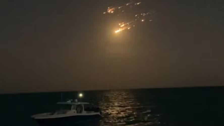 Megafoguete de Musk explode e ilumina o céu com destroços 