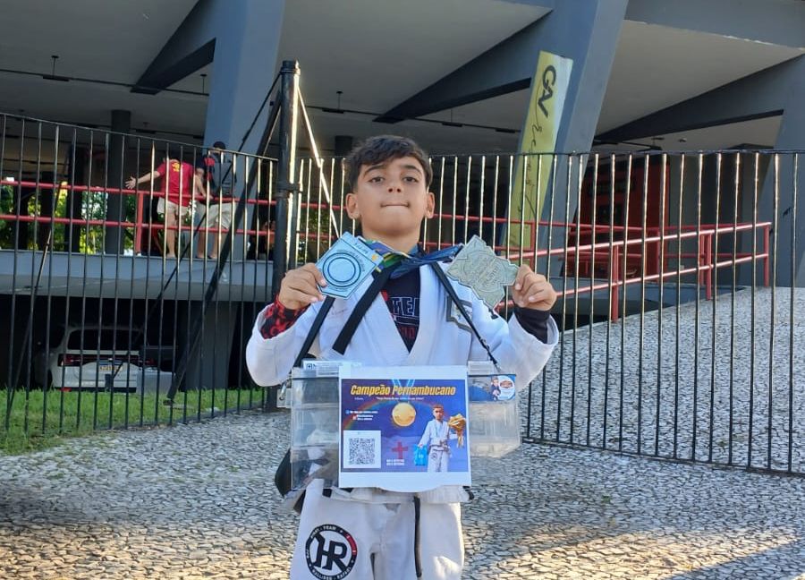 Levi Pereira, de 9 anos, vende doces para custear competições de jiu-jitsu