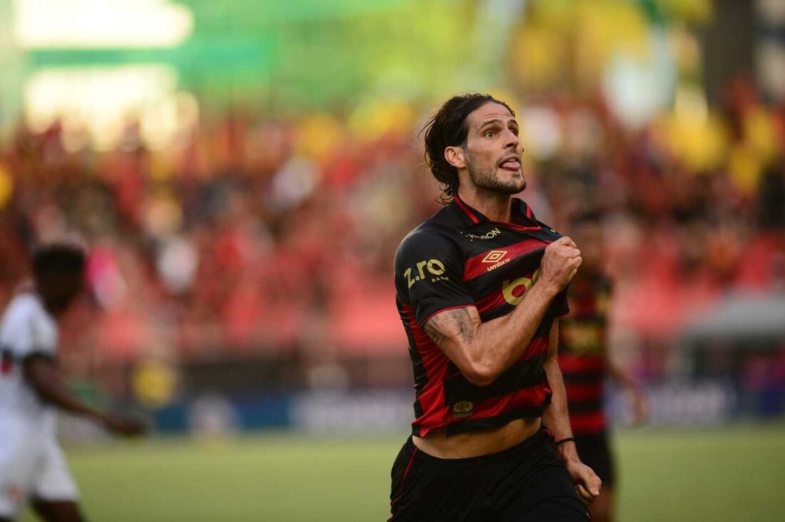 Gonçalo Paciência comemora gol contra o Santa Cruz, pela ida da semifinal do Pernambucano