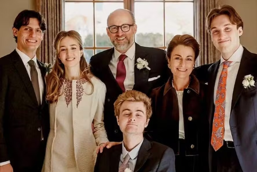 Frederik de Luxemburgo posa com a família