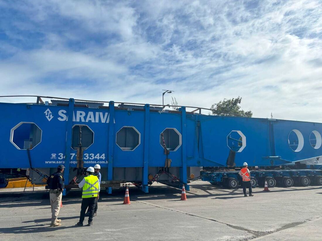 Carga transportada irá interromper o trânsito da BR-101 neste sábado (14)