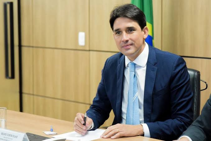 Ministro Silvio Costa Filho assegura junto à Latam operação emergencial para clientes da Voepass viajarem até Fernando de Noronha