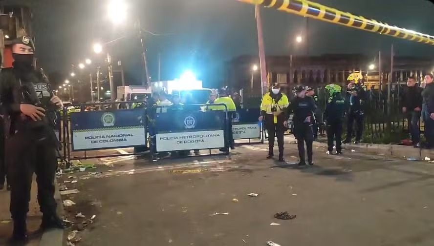Polícia cerca o local onde foi detonada uma bomba, na região central da capital colombiana 