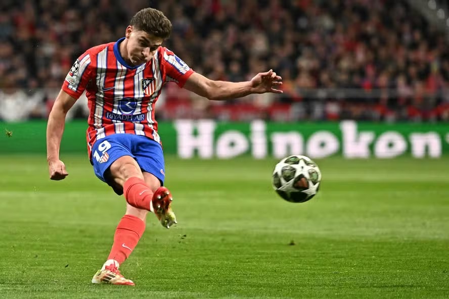 Julián Álvarez teve pênalti anulado na Champions League