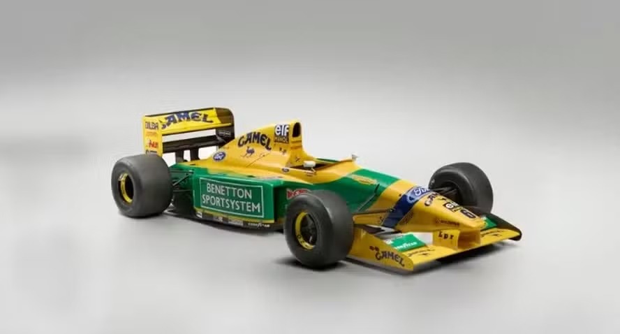 Benetton-Ford 191 pilotado por Michael Schumacher em 1992, mas com nova pintura inspirada no modelo 1993 da equipe italiana