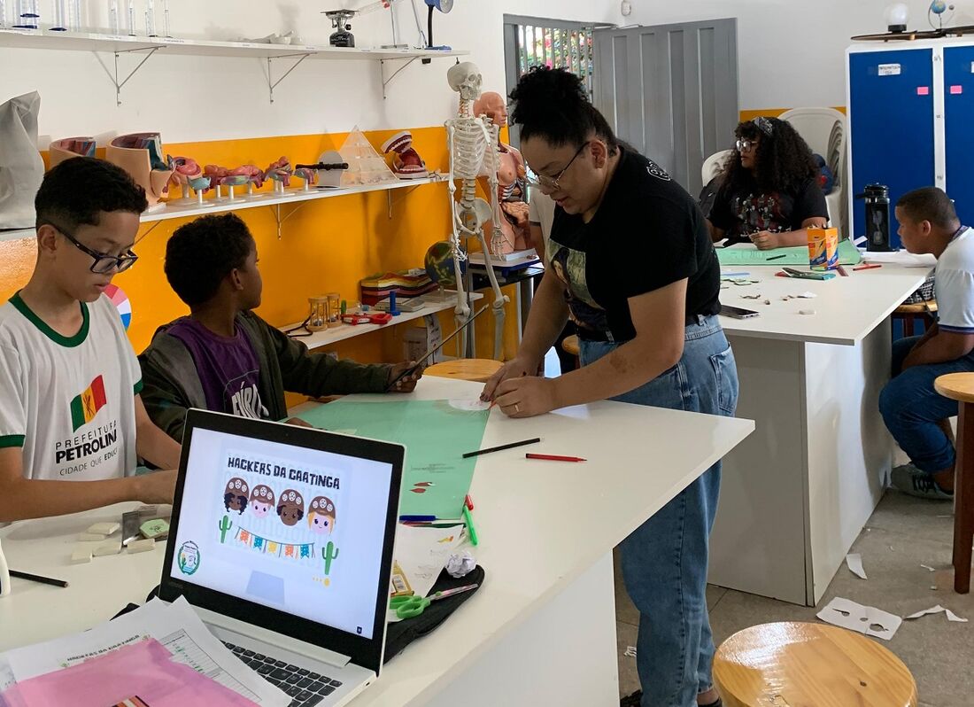 Professora da Escola Municipal Paulo Freire, em Petrolina, é destaque nacional com projeto "Hackers da Caatinga"