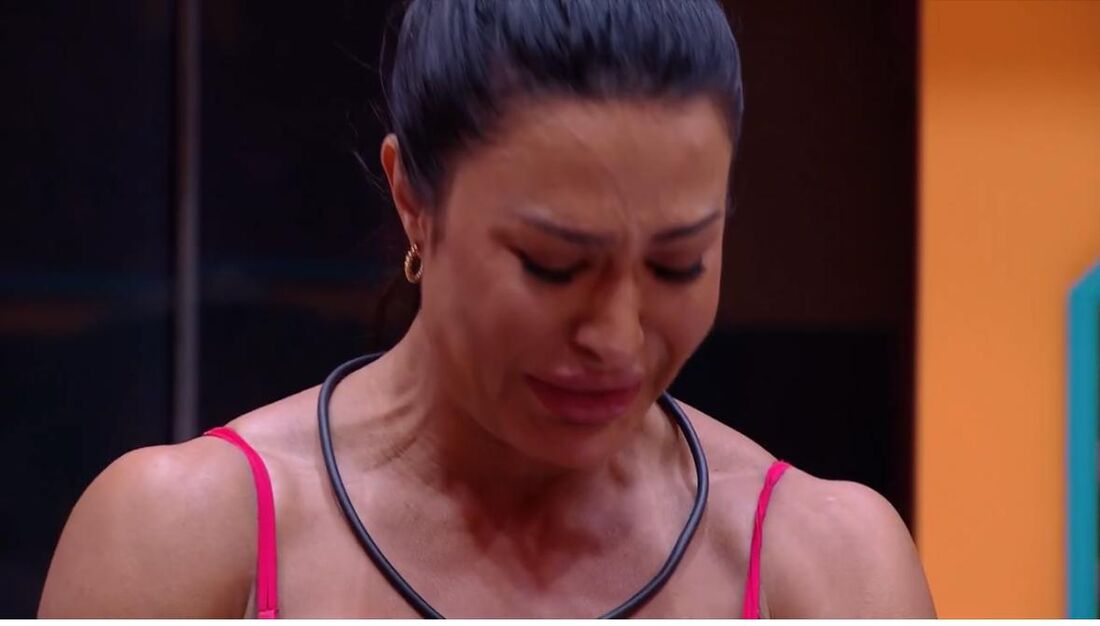 Gracyanne Barbosa não conteve as lágrimas em conversa na casa sobre sua história de vida