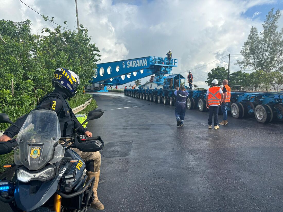Escolta de transformador pela BR-101 em Pernambuco