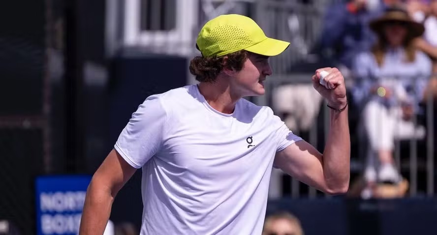 João Fonseca comemora ponto na final do Challenger de Phoenix