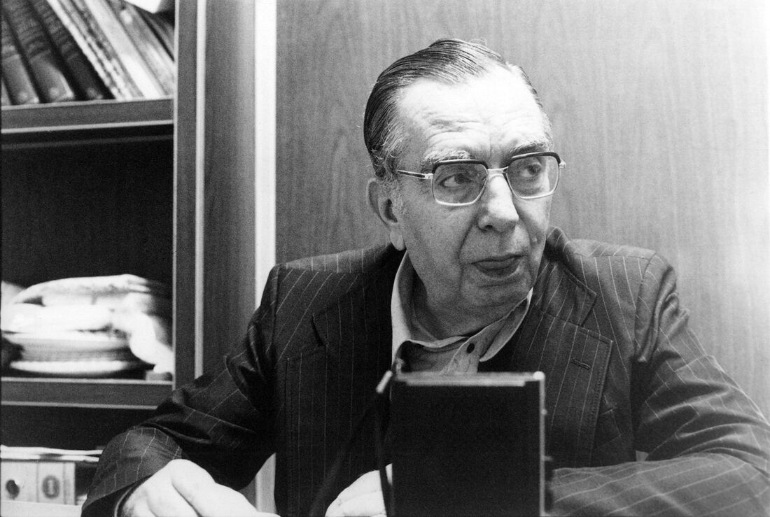 Depois de muita luta, aos 55 anos, Nelson foi consagrado com uma peça de teatro, intitulada Vestido