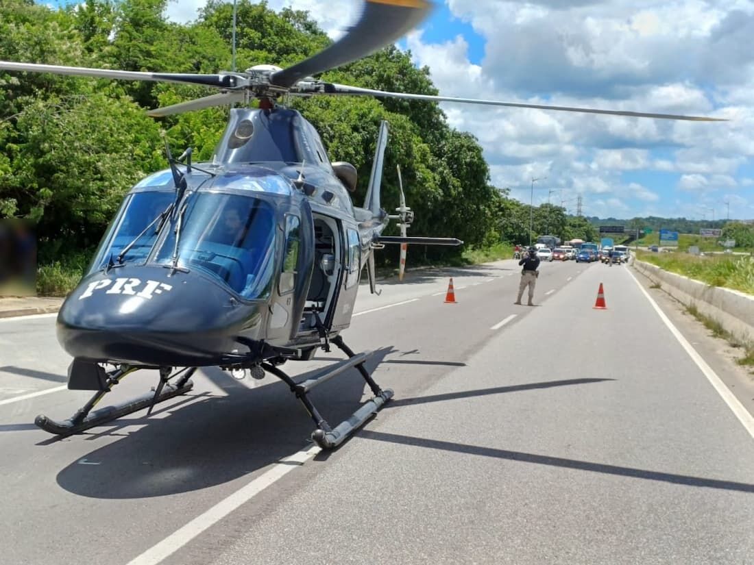 Motociclista é resgatado de helicópetor após colidir com post na BR-408, em Jaboatão