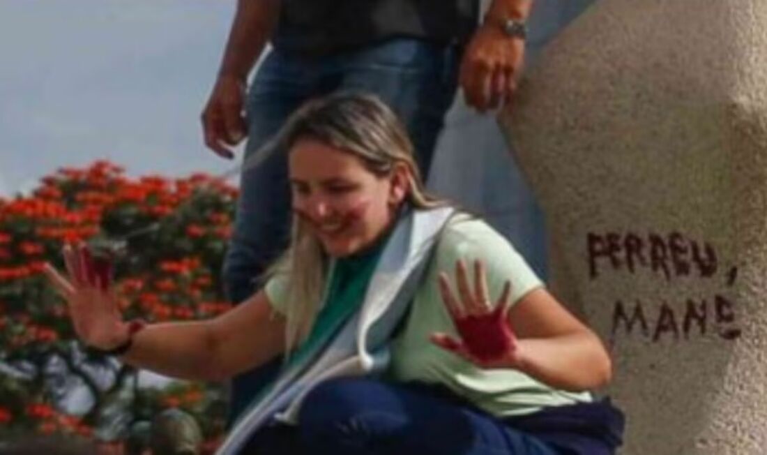 Débora Rodrigues dos Santos -  cabeleireira ganhou notoriedade por ter pichado com batom a frase "perdeu, mané" na estátua "A Justiça", em frente ao STF