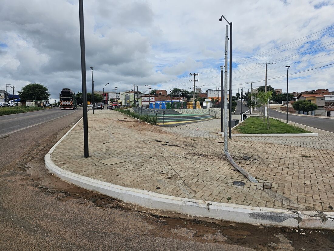 Poste foi atingido pelo carro na BR-316, em Araripina