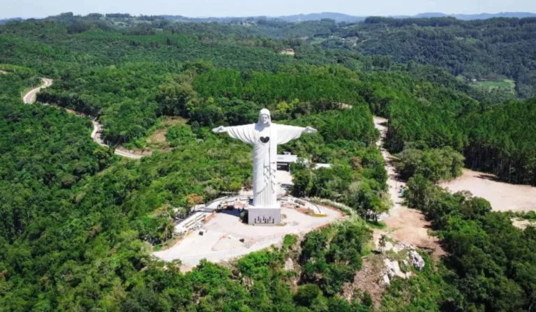 Estátua fica no Morro das Antenas, 400 metros acima do nível do mar