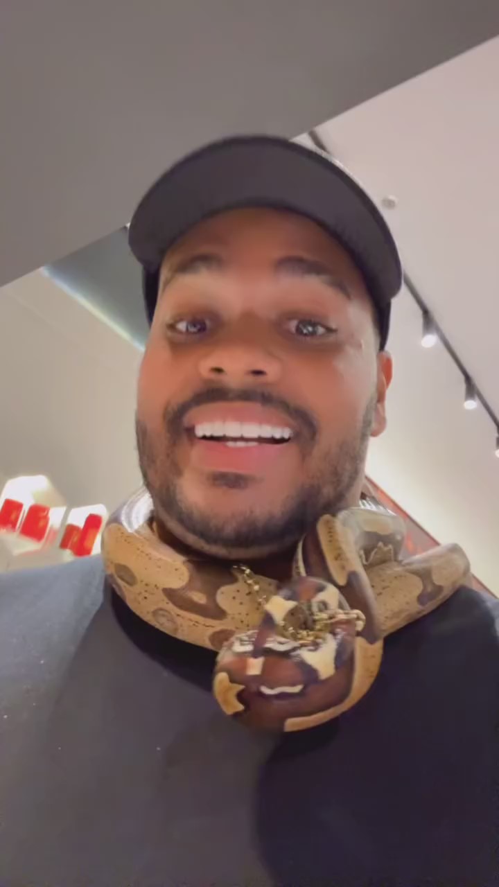 Influenciador e sua cobra de estimação no Shopping Recife