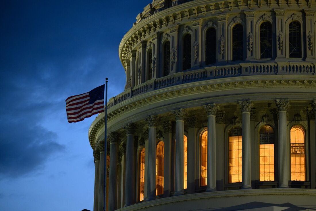 O Capitólio dos EUA ao anoitecer em Washington, DC