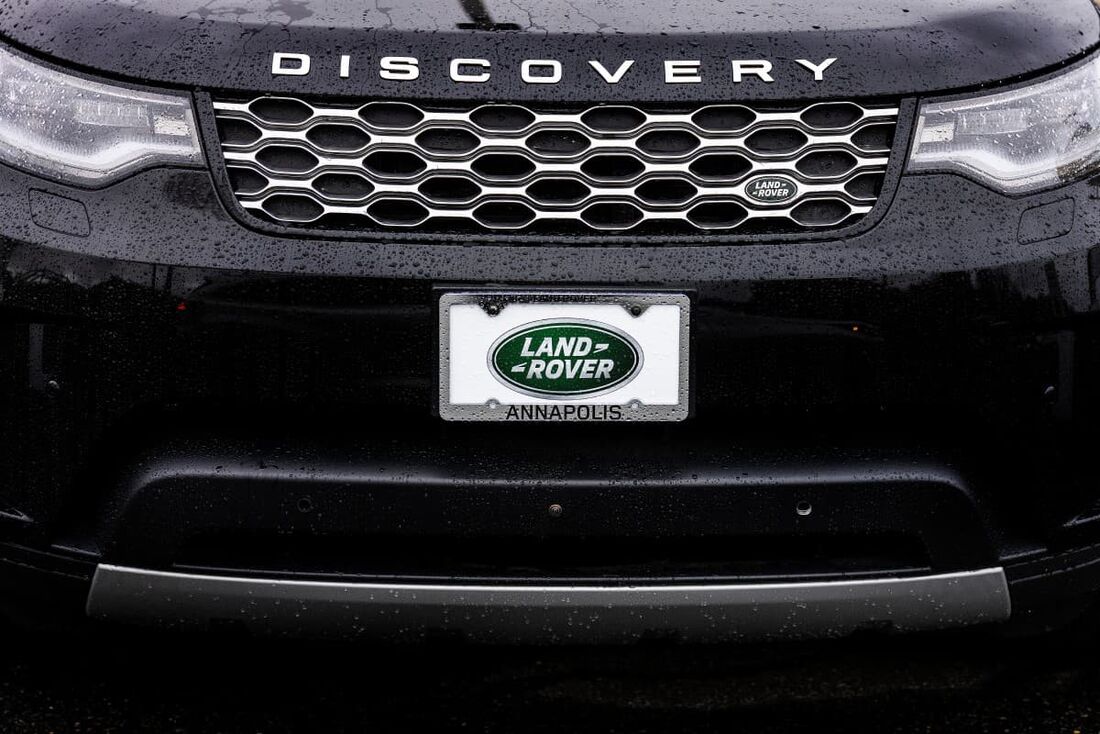 Um Land Rover à venda. A empresa "pausará" as remessas para os Estados Unidos em abril, pois abordará "os novos termos comerciais" criados pelas tarifas de Washington.