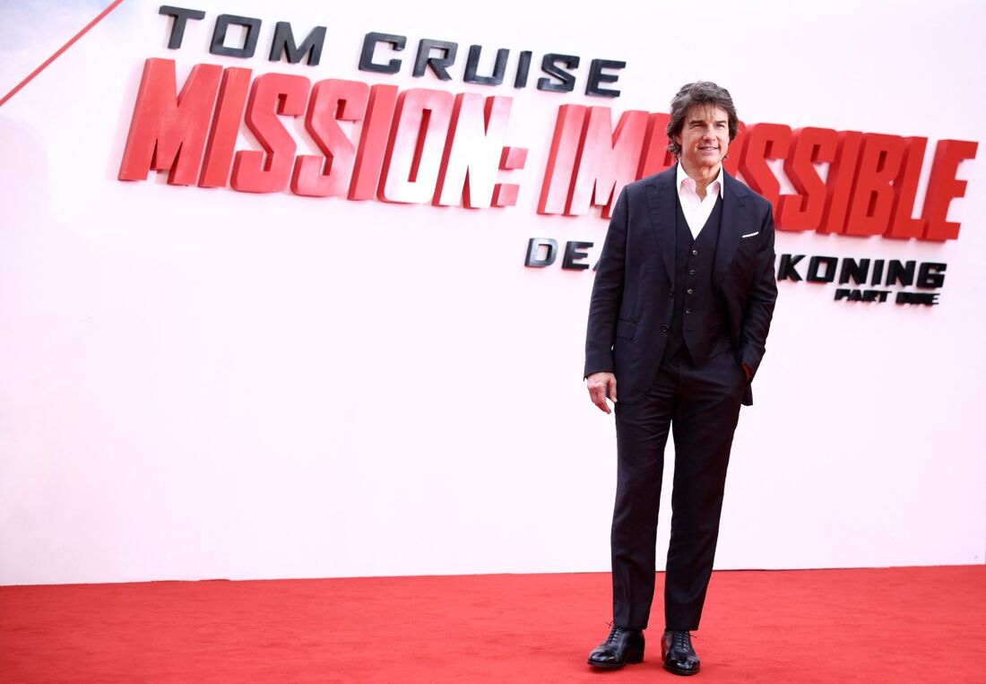 O ator americano Tom Cruise posa no tapete vermelho ao chegar para a estreia no Reino Unido do filme 'Missão: Impossível - Dead Reckoning Parte Um' em Londres, em 22 de junho de 2023. 