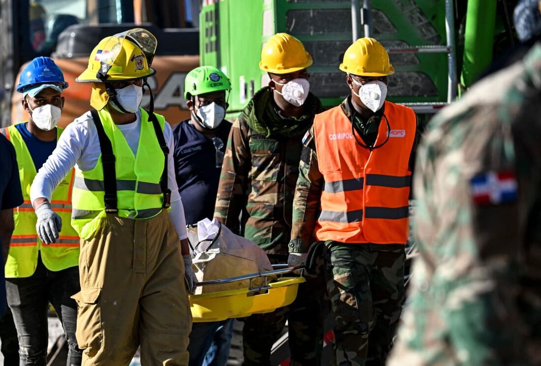 Equipes de resgate correram para encontrar sobreviventes em 8 de abril de 2025, entre os escombros de uma boate na República Dominicana