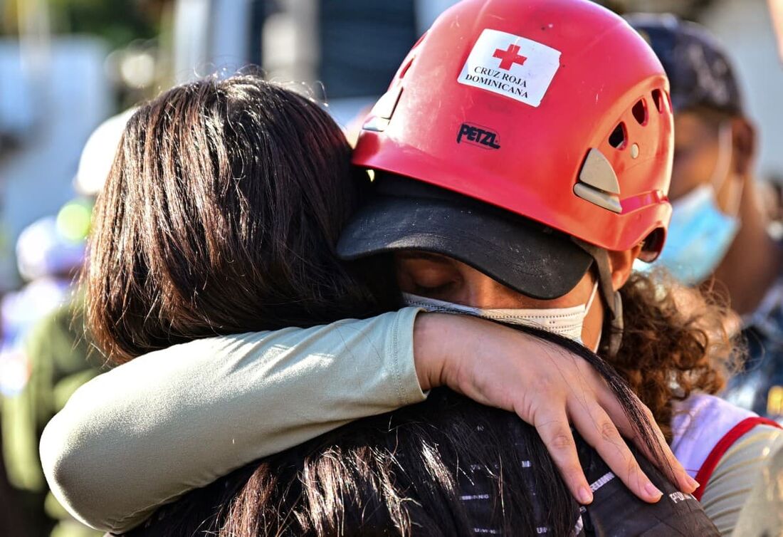 Desabamento do teto da boate deixou dezenas de mortos depois que encontraram mais corpos sob os escombros.