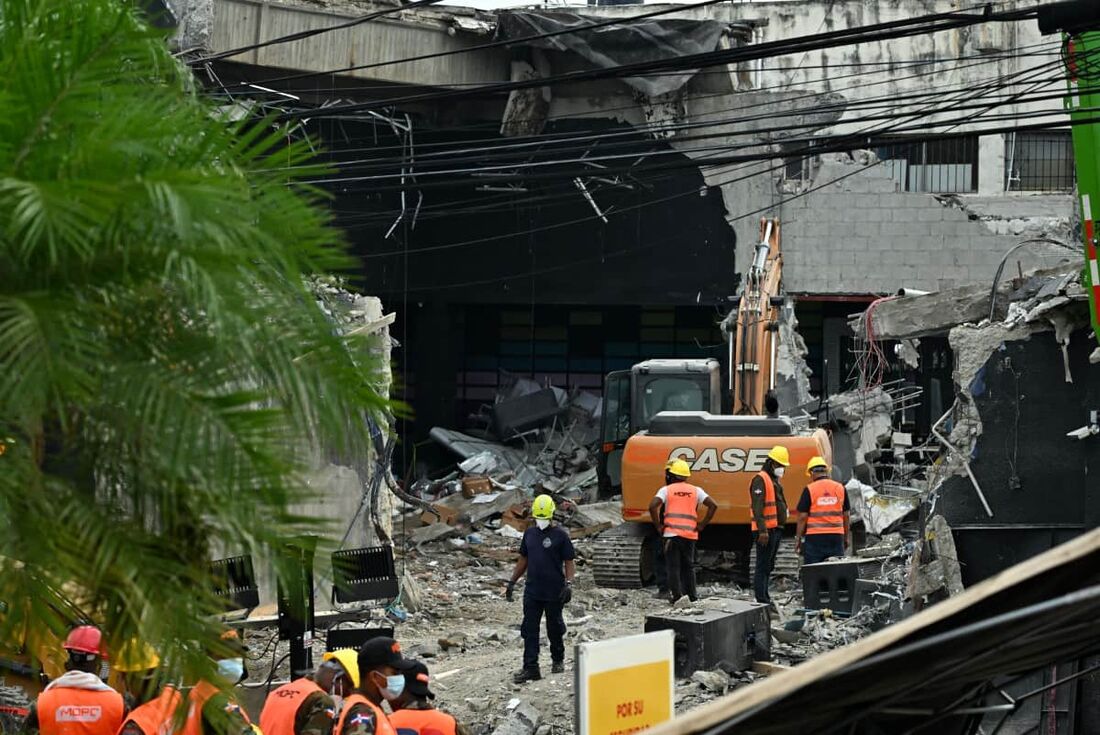 O número de mortos no desabamento chegou a 218, informaram as forças de segurança, enquanto se concentram na busca pelos últimos corpos na área da tragédia.