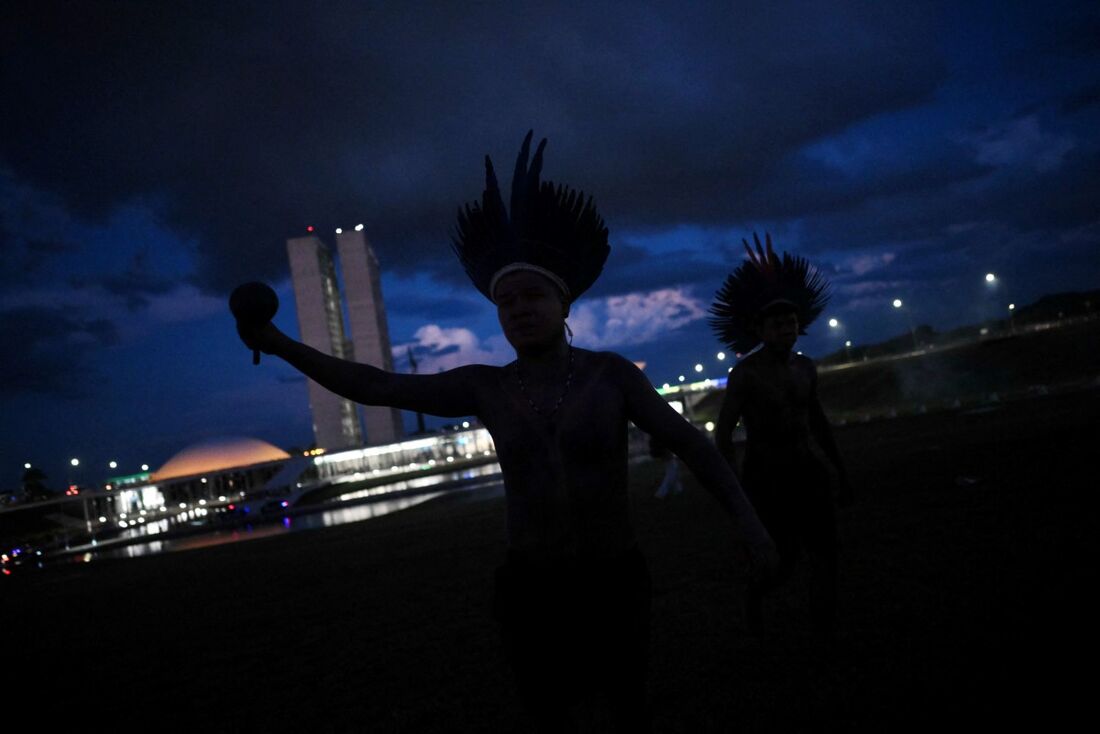 Indígena faz reivindicação em frente ao Congresso Nacional