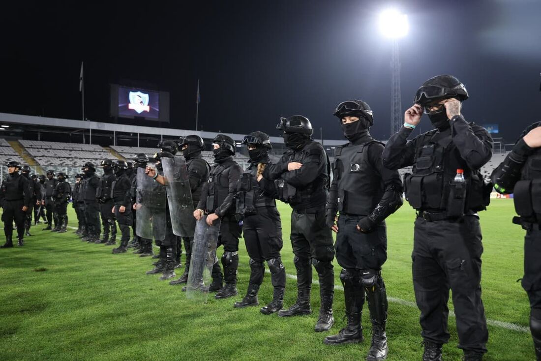 Seguranças particulares montam guarda no campo após a partida da fase de grupos da Copa Libertadores