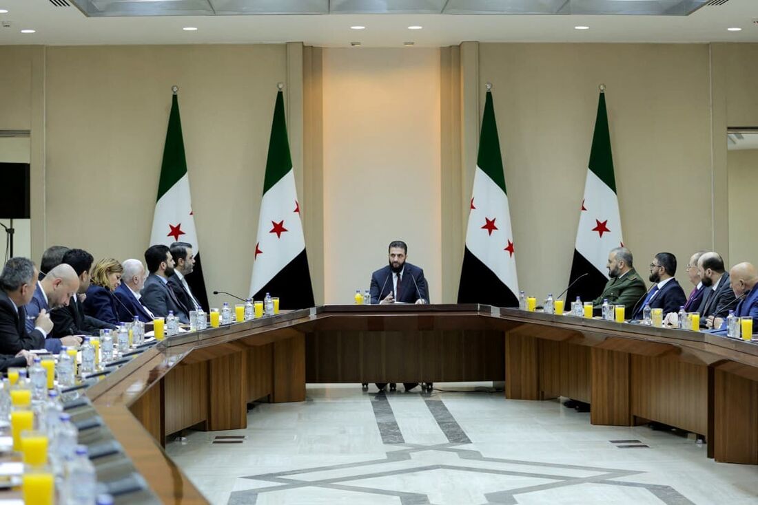 O presidente interino da Síria, Ahmed al-Sharaa (C), presidindo a primeira reunião dos novos ministros do gabinete em Damasco