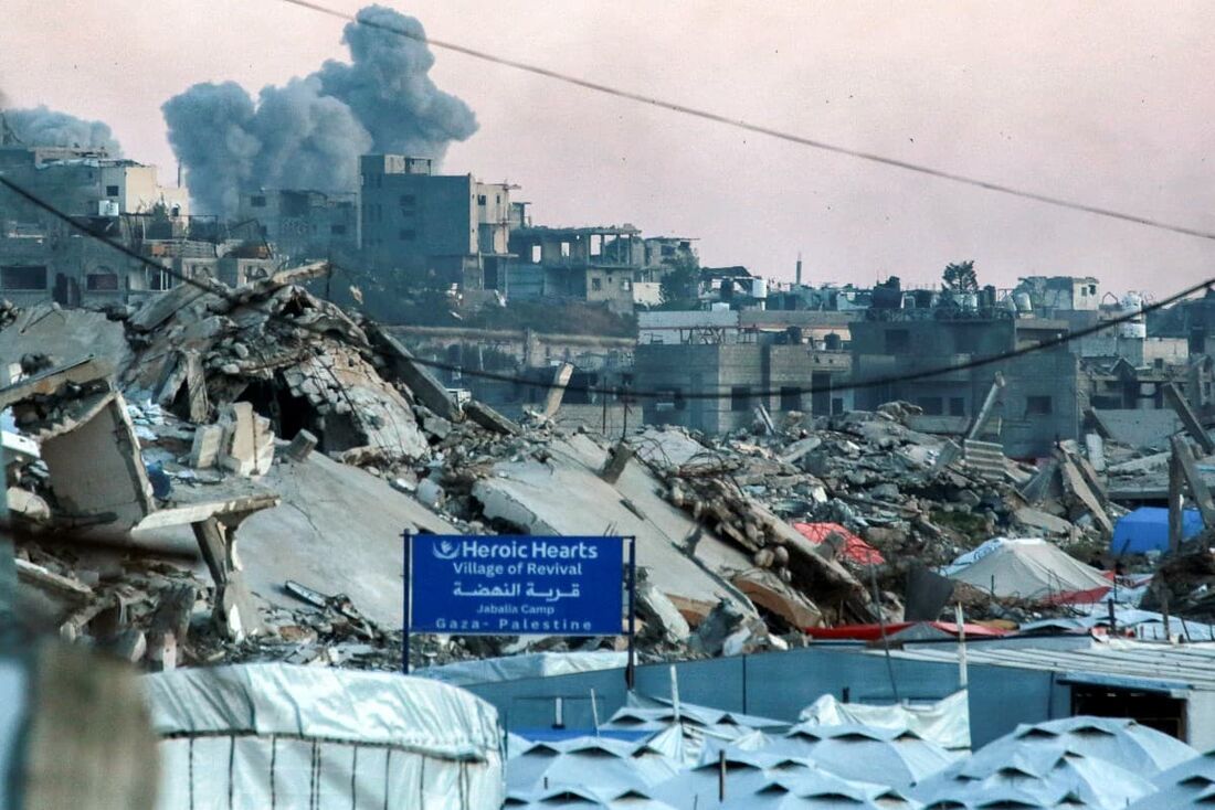 Nuvens de fumaça sobem do bombardeio israelense a leste da Cidade de Gaza