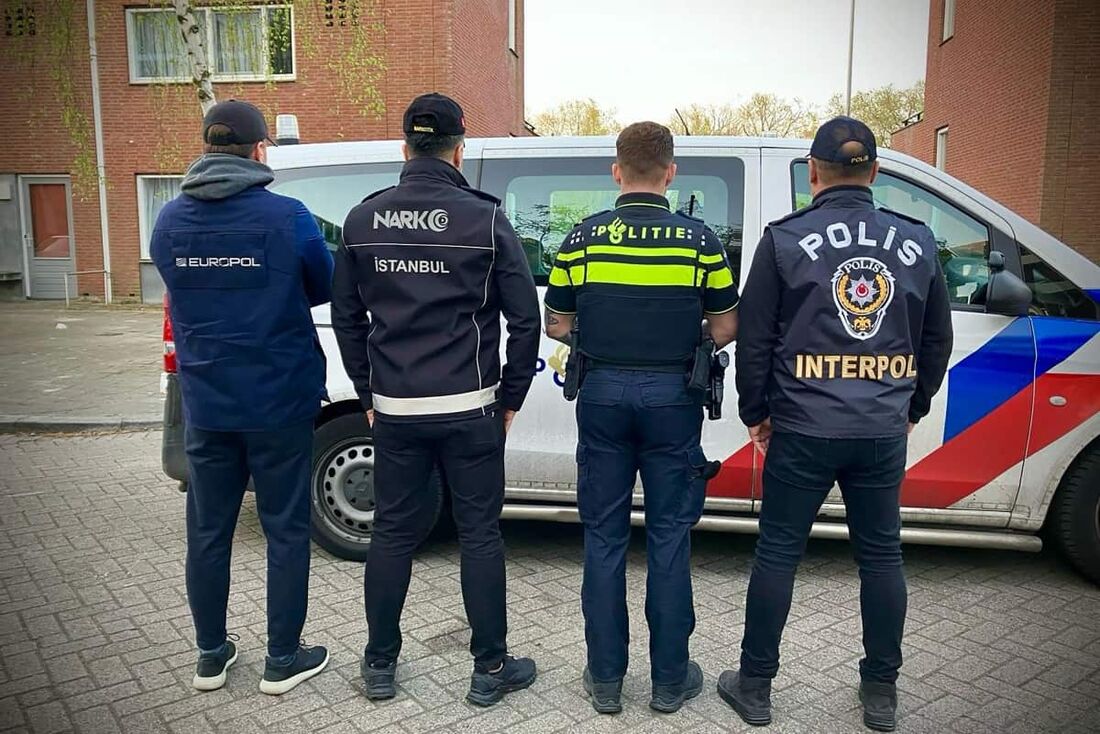 Agentes da Europol, do Departamento de Combate à Narcóticos da Polícia de Istambul, da polícia holandesa e da divisão turca da Interpol