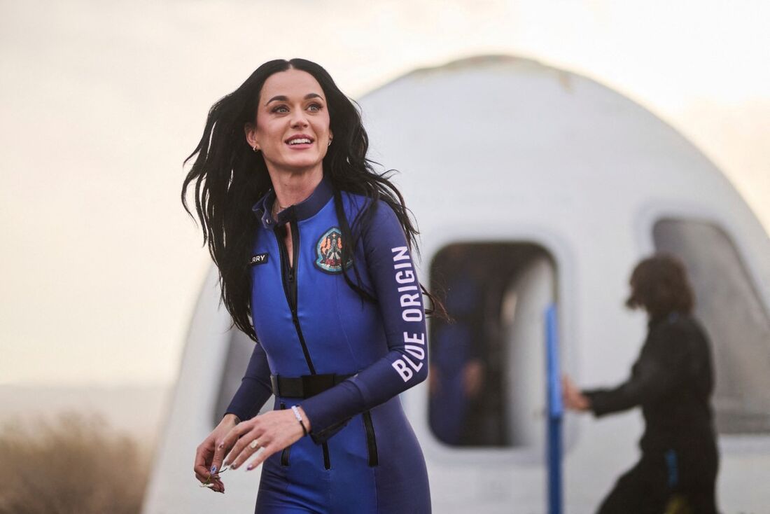 Katy Perry saindo da nave espacial da Blue Origin