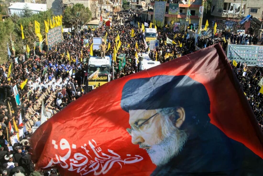Uma bandeira com o retrato do líder assassinado do Hezbollah, Hassan Nasrallah
